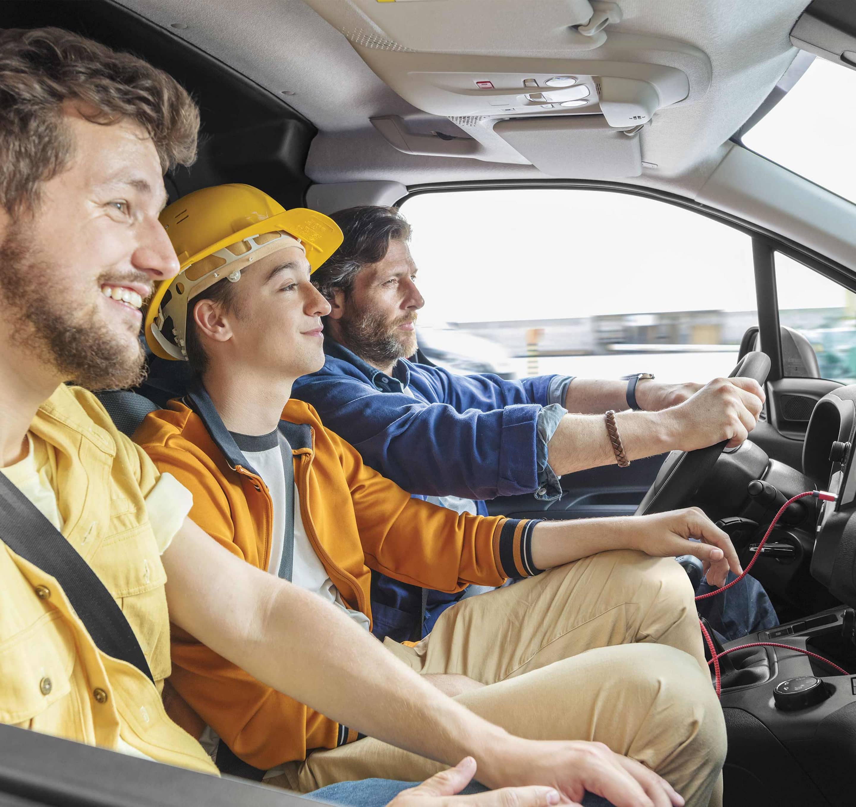 Працівники у салоні автомобіля