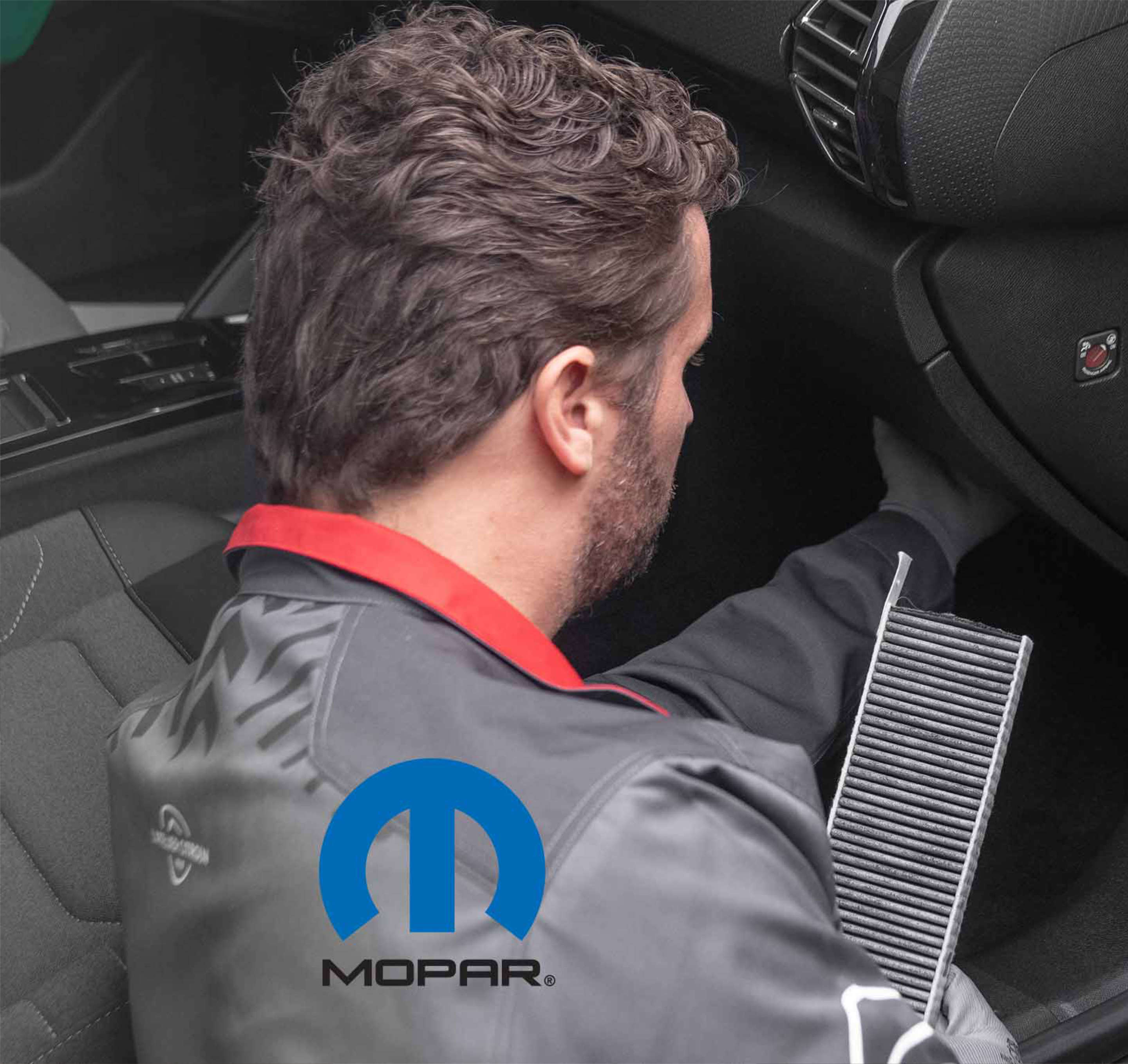 Майстер встановлює новий фільтр салону