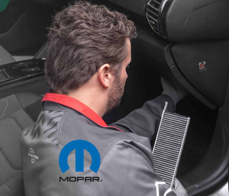 Майстер встановлює новий фільтр салону