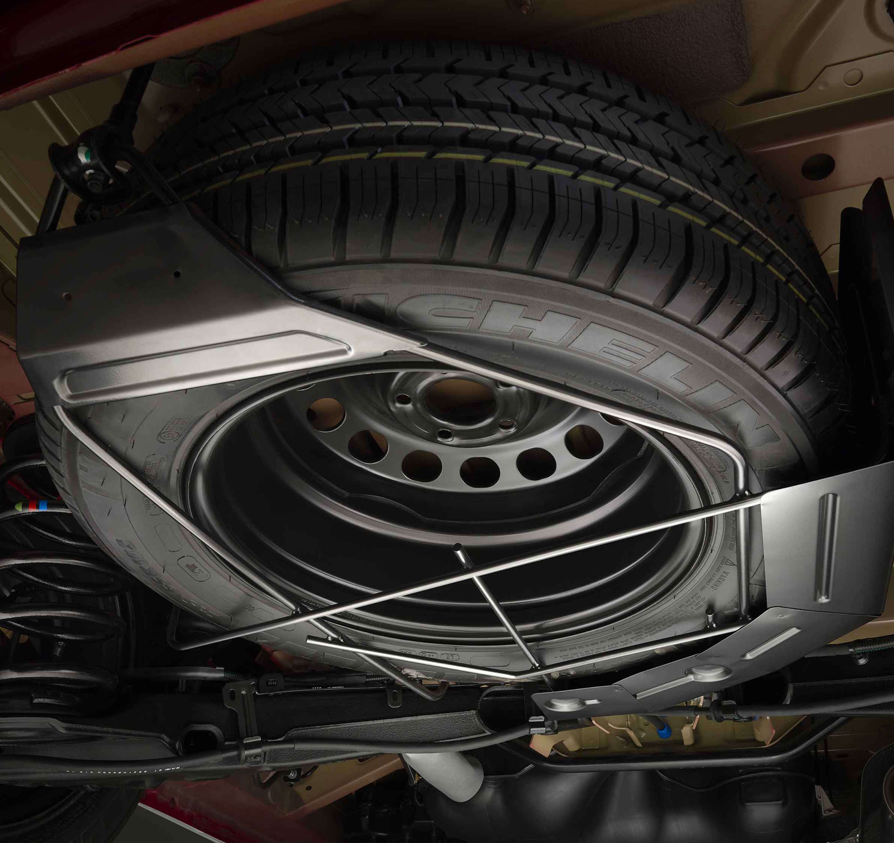 Запасне колесо під днищем автомобіля