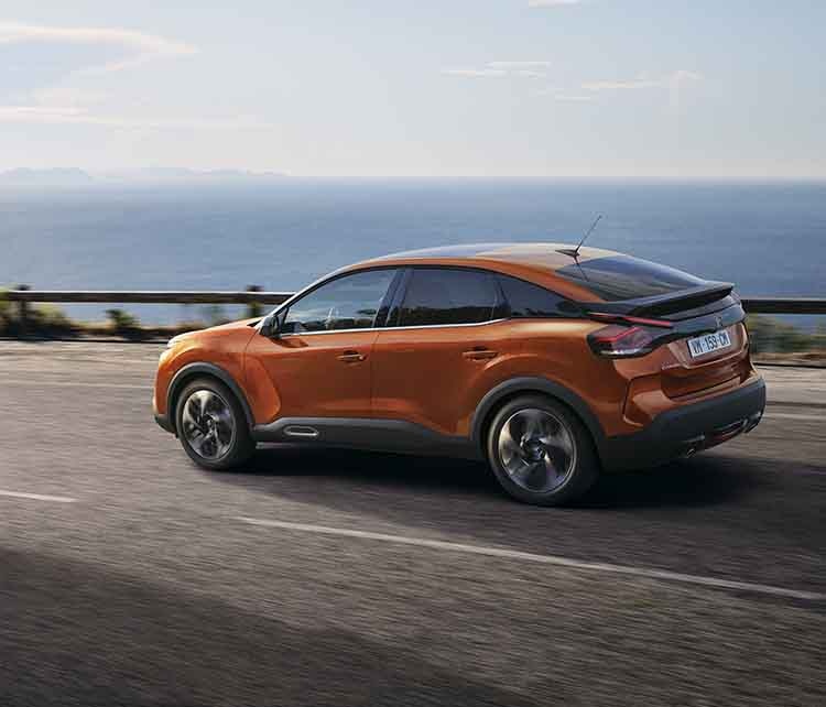 Citroen C4 на гірській дорозі, вигляд з лівого боку