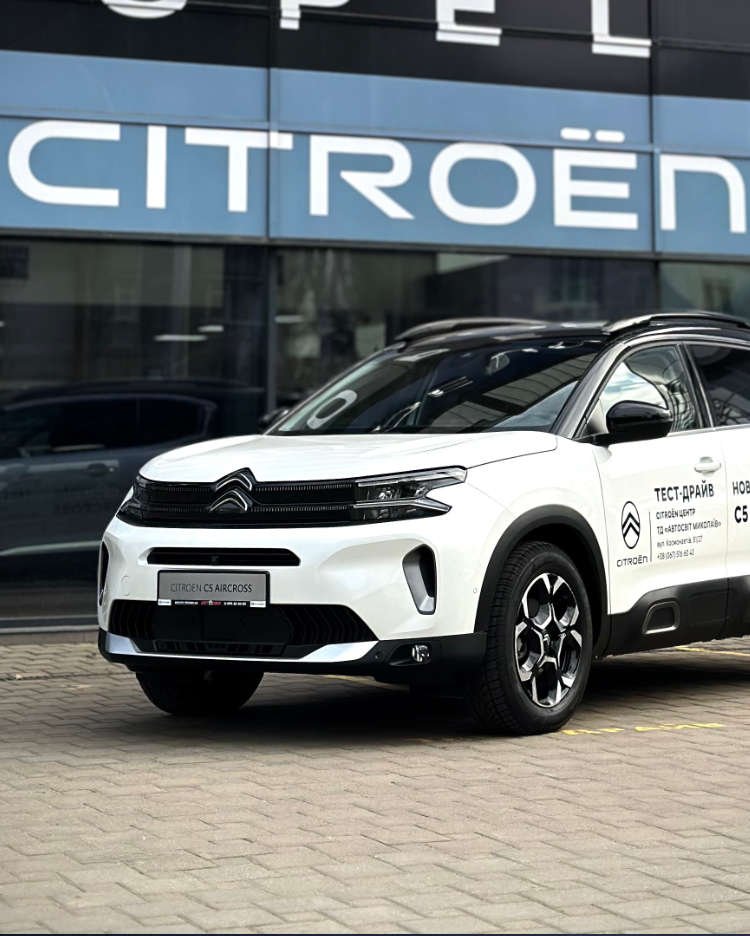 росовер Citroën C5 Aircross біля входу до автосалону Citroën «Автосвіт Миколаїв» на Космонавтів, 81/27 у Миколаєві